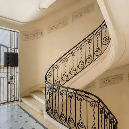 Luxury Spacious Flat With Ac, Eiffel Tower View Appartamento