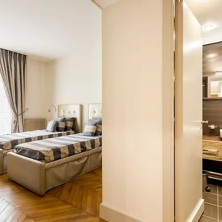 Luxury Spacious Flat With Ac, Eiffel Tower View Апартаменты *